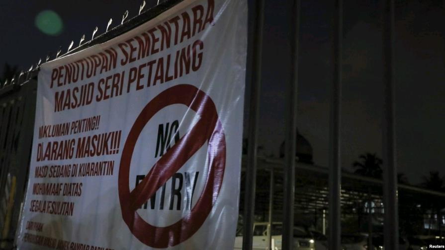 马来西亚清真寺外悬挂着禁止入内的标语